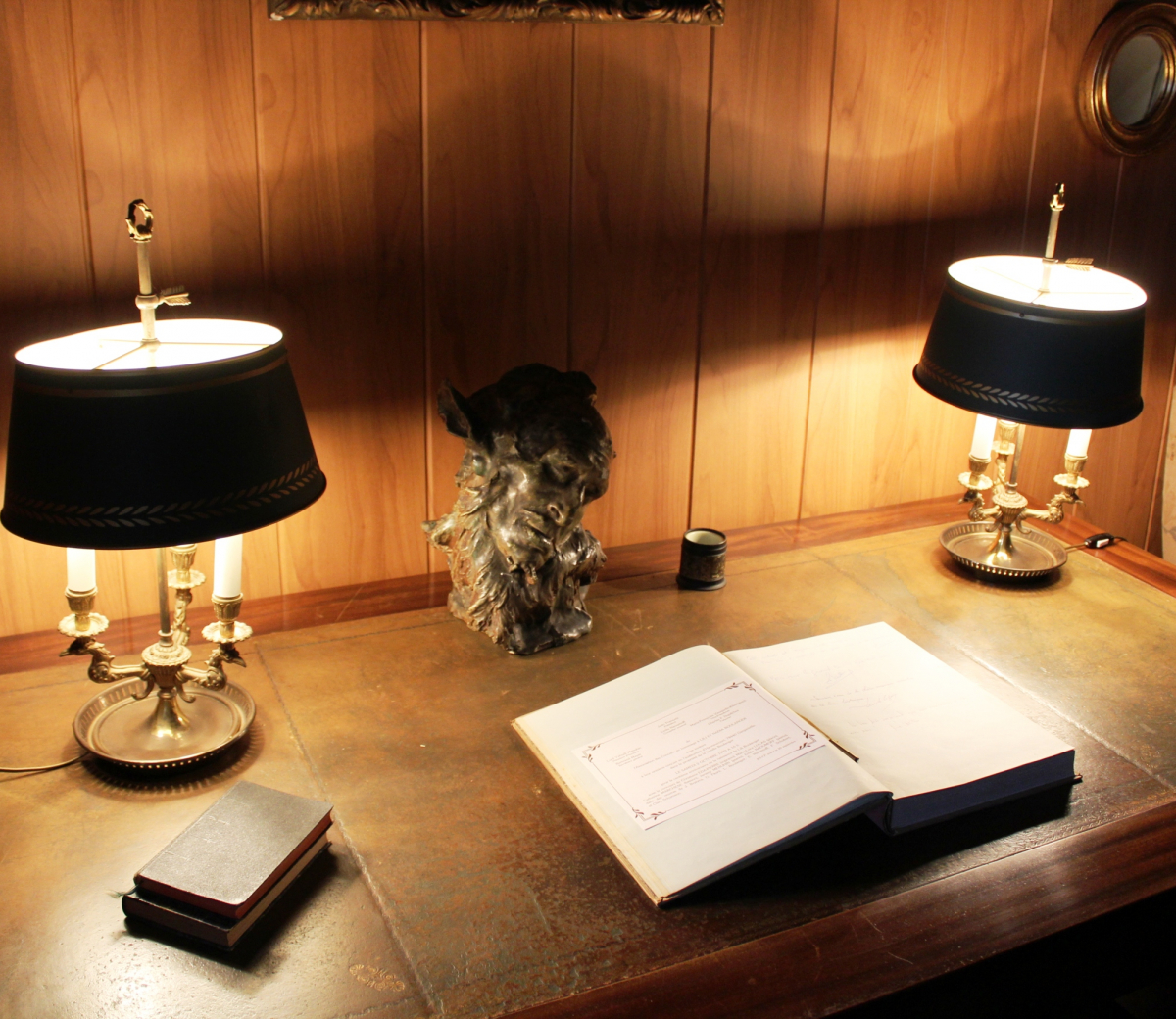 Bureau avec lampes allumées et livret ouvert