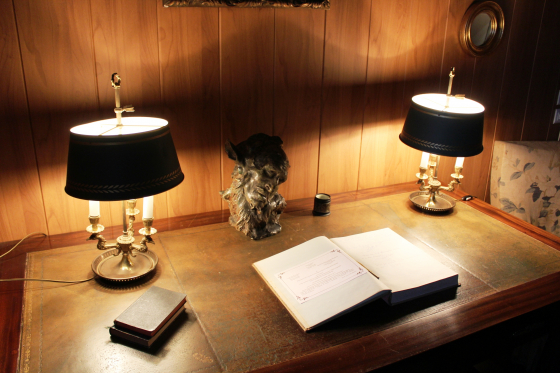 Bureau avec lampes allumées et livret ouvert