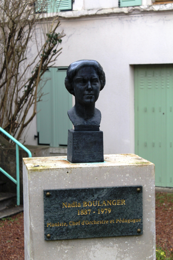 Buste de Nadia Boulanger en bronze installé dans le jardin